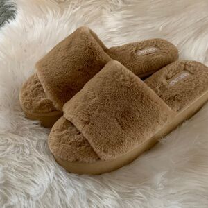 Muk Luks Kirstey Faux Fur Platform Slide Slippers Size 9/10 Large NWT